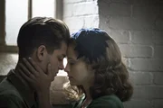 Andrew Garfield (Desmond T. Doss), Teresa Palmer (Dorothy Shutte).