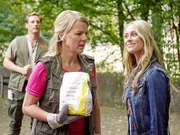 Gorilla Hajo steht scheinbar auf Toni (Sina Tkotsch, r.). Das stellen auch Eva (Mirja Boes) und Daniel (Patrick Kalupa) fest.
