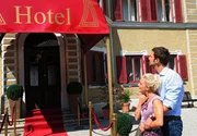 Mit Tanjas (Judith Hildebrandt, l.) Hilfe, traut Nils (Florian Stadler, r.) sich wieder in den F&uuml;rstenhof.