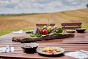 Tischdekoration: Kombination aus Gemüse, Blumen und Kräutern. Tischdekoration: Kombination aus Gemüse, Blumen und Kräutern.