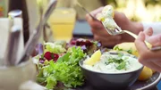 Genie&szlig;en und Verweilen unter schattigen B&auml;umen. Ein Besuch in Berlins Gartenlokalen. Was macht sie so beliebt? 30 gute Tipps f&uuml;r einen sch&ouml;nen Sommerabend. - Leckeres Essen im Gartenlokal