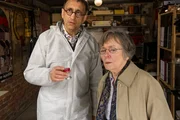 Das Opfer wurde mit Quecksilber vergiftet. Jan Arnaud (Mike Zaka Sommerfeldt) sucht nun in Edith Jannowitzë (Monika Lennartz) Haus nach der Quelle. Das Opfer wurde mit Quecksilber vergiftet. Jan Arnaud (Mike Zaka Sommerfeldt) sucht nun in Edith Jannowitzë (Monika Lennartz) Haus nach der Quelle.