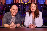 Rateteam-Kapitän Bernhard Hoëcker (l.) und die Schauspielerin Natalia Wörner (r.) bilden ein Rateteam. Rateteam-Kapitän Bernhard Hoëcker (l.) und die Schauspielerin Natalia Wörner (r.) bilden ein Rateteam.