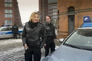 Mattes (Matthias Schloo, r.) m&ouml;chte unbedingt von Melanie (Sanna Englund, l.) wissen, was zwischen ihr und Helen l&auml;uft.