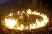 Rikki (Cariba Heine) küsst unter dem Einfluss des Vollmondes Zane (Burgess Abernethy) – mit verheerenden Folgen. Rikki (Cariba Heine) küsst unter dem Einfluss des Vollmondes Zane (Burgess Abernethy) – mit verheerenden Folgen.