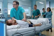 Hans-Peter Brenner (Michael Trischan, li.) und Dr. Kaminski (Udo Schenk, 3.v.re.) haben bei Oliver Paul (Marc Ben Puch, liegend) eine urologische Routine-OP durchgeführt. Doch während des Eingriffs gab es Komplikationen und nun hat er sogar einen Herzstillstand. Olivers Frau Katharina (Nora Jokhosha, re.) ist in Sorge: Wie kann das bei einem Routine-Eingriff passieren? Kaminski bitte die Schwester (Komparsin, 2.v.re.) Katharina raus zu bringen. Hans-Peter Brenner (Michael Trischan, li.) und Dr. Kaminski (Udo Schenk, 3.v.re.) haben bei Oliver Paul (Marc Ben Puch, liegend) eine urologische Routine-OP durchgeführt. Doch während des Eingriffs gab es Komplikationen und nun hat er sogar einen Herzstillstand. Olivers Frau Katharina (Nora Jokhosha, re.) ist in Sorge: Wie kann das bei einem Routine-Eingriff passieren? Kaminski bitte die Schwester (Komparsin, 2.v.re.) Katharina raus zu bringen.