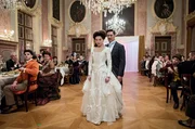 Polly Peachum (Hannah Herzsprung) und Macheath (Tobias Moretti) feiern eine &uuml;berst&uuml;rzte Hochzeit.