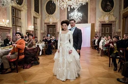 Polly Peachum (Hannah Herzsprung) und Macheath (Tobias Moretti) feiern eine &uuml;berst&uuml;rzte Hochzeit.