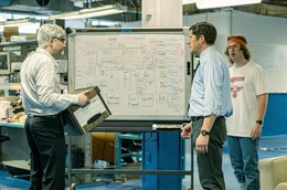 Das Projekt "BlackBerry" w&auml;chst den technisch brillanten, aber wirtschaftlich unerfahrenen Unternehmern Mike Lazaridis (Jay Baruchel, li.) und Douglas Fregin (Matt Johnson, re.) &uuml;ber den Kopf.