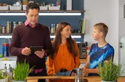 Max Brentano (Ben Gr&uuml;nberg, re.) zeigt seinen Eltern Arzu (Arzu Bazman) und Philipp (Thomas Koch, re.) einen Artikel &uuml;ber Adam Birken, ein Astronaut, dem Philipp ein Bein amputieren musste. Nun startet dieser tats&auml;chlich als erster Astronaut mit einer Prothese ins Weltall. Und sogar Philipp wird namentlich erw&auml;hnt.