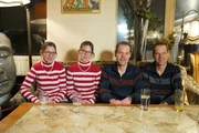 Dating im Doppelpack &ndash; Die eineiigen Zwillinge Alina (35) (r.) und Alisa (35) (l.) haben Spa&szlig; auf einem Doppeldate.