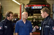 Paul D&auml;nning (Jens M&uuml;nchow, l.) und Piet Wellbrook (Peter Fieseler, r.) ermitteln in der Werkstatt von Burim Mataj (Thomas W&uuml;pper, M.).