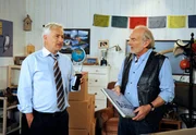 Thomas (Gerry Hungbauer, l. mit Claus Dieter Clausnitzer, r.) verliebt sich in die Idee, dass Aylin ihn mit ihrem Besuch &uuml;berraschen will.