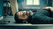 Reza (Yousef Sweid) liegt auf dem Vorbereitungstisch. Er dreht den Kopf als er plötzlich etwas hört. Reza (Yousef Sweid) liegt auf dem Vorbereitungstisch. Er dreht den Kopf als er plötzlich etwas hört.
