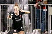 Sophia Kleinherne posiert mit den Fans. Seit dem Erfolg der deutschen Frauen bei der Fu&szlig;ball-EM 2022 steigen auch die Zuschauerzahlen in den Stadien deutlich an.