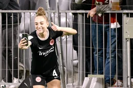 Sophia Kleinherne posiert mit den Fans. Seit dem Erfolg der deutschen Frauen bei der Fu&szlig;ball-EM 2022 steigen auch die Zuschauerzahlen in den Stadien deutlich an.