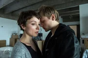 Julia Koschitz alias Nastasia Tretschok mit Anton Spieker alias Marco Fichte; rbb Fernsehen TATORT: MORD EX MACHINA. Julia Koschitz alias Nastasia Tretschok mit Anton Spieker alias Marco Fichte; rbb Fernsehen TATORT: MORD EX MACHINA.