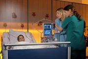 Der kleine Robin Gerdes (Alexander und Julian Hägele) hat Grillreiniger getrunken und sich die Speiseröhre verätzt. Eine erste OP war erfolgreich, doch es besteht immer noch die Gefahr, dass Robins Speiseröhre reißt. Nun ist genau der Fall eingetreten und Robin muss dringend ein zweites Mal operiert werden. Tanja Gerdes (Marisa Leonie Bach, 2.v.re.) hat ihren ersten Sohn Robins großen Bruder vor zwei Jahren während einer OP verloren und weigert sich strikt der OP zuzustimmen. Dr. Maria Weber (Annett Renneberg, re.) versucht Tanja zu beruhigen und sie von der absoluten Notwendigkeit des Eingriffs zu überzeugen. Aber genau dasselbe haben Tanja die Ärzte auch damals bei ihrem großen Sohn gesagt. Der kleine Robin Gerdes (Alexander und Julian Hägele) hat Grillreiniger getrunken und sich die Speiseröhre verätzt. Eine erste OP war erfolgreich, doch es besteht immer noch die Gefahr, dass Robins Speiseröhre reißt. Nun ist genau der Fall eingetreten und Robin muss dringend ein zweites Mal operiert werden. Tanja Gerdes (Marisa Leonie Bach, 2.v.re.) hat ihren ersten Sohn Robins großen Bruder vor zwei Jahren während einer OP verloren und weigert sich strikt der OP zuzustimmen. Dr. Maria Weber (Annett Renneberg, re.) versucht Tanja zu beruhigen und sie von der absoluten Notwendigkeit des Eingriffs zu überzeugen. Aber genau dasselbe haben Tanja die Ärzte auch damals bei ihrem großen Sohn gesagt.