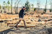 Auch das ist Amerika im Jahr 2026: Eric Orwoll ist Siedler und libertärer Aussteiger in Arkansas. Er propagiert ein radikales Freiheitsverständnis jenseits staatlicher Strukturen. Auf seinem Land dürfen sich mit ihm nur weiße Christen ansiedeln. Auch das ist Amerika im Jahr 2026: Eric Orwoll ist Siedler und libertärer Aussteiger in Arkansas. Er propagiert ein radikales Freiheitsverständnis jenseits staatlicher Strukturen. Auf seinem Land dürfen sich mit ihm nur weiße Christen ansiedeln.