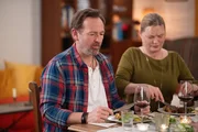 Gregor (Holger Matthias Wilhelm) bemerkt beim Essen mit Vera (Sybille Waury), Tina und Charly, dass mit dem Fleisch etwas nicht stimmt.