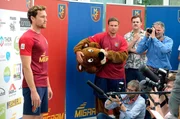 Walli (Artjom Gilz, li.) gibt eine Pressekonferenz, die seine Karriere in Frage stellt. Toni (Leo Reisinger, 2. v. li.) und Franzl (Frederic Linkemann) stehen ihm bei.