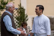 Leon (Joel Akg&uuml;n, rechts) wittert eine Chance, die Tickets von Joseph (Michael Vogtmann, links) zu gewinnen.