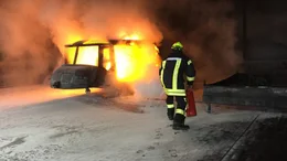 Das Training der Seenotretter ist hart: Offenes Feuer, Leckbek&auml;mpfung, Erste Hilfe an Bord - praktisch alle Szenarien werden durchgespielt.