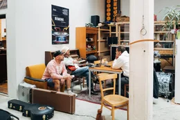 Von links: Florian Weber, Peter Brugger und R&uuml;diger Linhof im Studio.