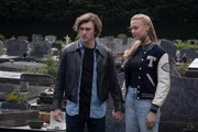 Rick (Alessandro Schuster, l.) und Fiona (Lilly Krug, r.) stehen am Grab von Ricks verstorbenem Bruder.