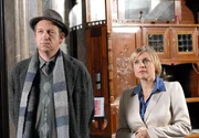 Kommissar Geiger (Peter Heinrich Brix) ahnt noch nicht, dass die Krankenschwester Margarete Halfinger (Isabel Tuengerthal) in seinen aktuellen Fall verwickelt ist.