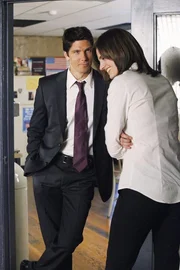 Der attraktive Det. Tom Demming (Michael Trucco, l.) reißt sich geradezu darum, mit Kate Beckett (Stana Katic, r.) zusammenzuarbeiten. Der attraktive Det. Tom Demming (Michael Trucco, l.) reißt sich geradezu darum, mit Kate Beckett (Stana Katic, r.) zusammenzuarbeiten.