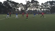 Melina ist beim Punktspiel am Ball (rechts in rot). Melina ist beim Punktspiel am Ball (rechts in rot).