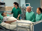 Martin (Bernhard Bettermann, liegend) ist nach der 2. Operation nicht mehr aufgewacht. Keiner kann sagen, ob er es &uuml;berlebt. Elena (Cheryl Shepard, 3. von rechts), Otto (Rolf Becker, 2. von rechts) und Charlotte (Ursula Karusseit) sitzen an seinem Bett und wissen nicht weiter.