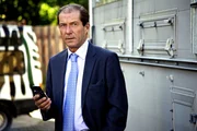 Zoodirektor Dr. F&auml;hrmann (Michael Lesch) beobachtet Susanne und Tom, die sich liebevoll voneinander verabschieden. Dr. F&auml;hrmann wundert sich, dass die beiden Streith&auml;hne auf einmal so gut miteinander auskommen.
