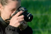 Die Fotografien von Yana Wernicke entstehen meist aus der Beobachtung heraus. Dabei interessiert sie sich besonders für Details und ungewohnte Ausschnitte von Tierkörpern, die Nähe herstellen und neue Perspektiven eröffnen. Die Fotografien von Yana Wernicke entstehen meist aus der Beobachtung heraus. Dabei interessiert sie sich besonders für Details und ungewohnte Ausschnitte von Tierkörpern, die Nähe herstellen und neue Perspektiven eröffnen.