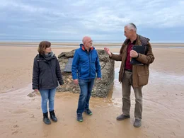 Elena und Bernhard Schnabel mit Guide Jean Lenoir am Omaha Beach, einem der f&uuml;nf Ladungsstr&auml;nde der Alliierten am D-Day 1944.