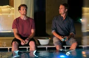 Toni (Leo Reisinger, re.) und Walli (Artjom Gilz) am Pool.
