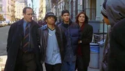 Die Detectives Benson (Mariska Hargitay) und Stabler (Christopher Meloni, l.) f&uuml;hren die vermeintlichen T&auml;ter Carlos Medina (Eugene Byrd, 2. v. l.) und Alfonso (Rick Gonzalez) ab.