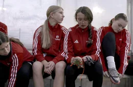 Die Zukunft des Frauenfu&szlig;balls ist talentiert, ehrgeizig, leidenschaftlich: Die Doku begleitet eine Nationalspielerin, eine Bundesligistin und zwei Nachwuchstalente, die es ins DFB-Fu&szlig;ballinternat Kamen-Kaiserau geschafft haben.