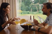 Bens Eltern Uli (Tom Beck, r.) und Karin (Doris Golpashin, l.) diskutieren über eine Paartherapie. Bens Eltern Uli (Tom Beck, r.) und Karin (Doris Golpashin, l.) diskutieren über eine Paartherapie.