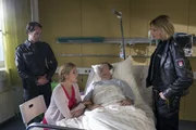 Offensichtlich wurden Imke (Judith Hoersch, 2.v.l.) und Jens Piecek (Steffen Will, 2.v.r.) um ihre Kreuzfahrt betrogen. Melanie (Sanna Englund, r.) und Mattes (Matthias Schloo, l.) raten dem Paar, Anzeige zu erstatten, damit sie dem Fall nachgehen können. Offensichtlich wurden Imke (Judith Hoersch, 2.v.l.) und Jens Piecek (Steffen Will, 2.v.r.) um ihre Kreuzfahrt betrogen. Melanie (Sanna Englund, r.) und Mattes (Matthias Schloo, l.) raten dem Paar, Anzeige zu erstatten, damit sie dem Fall nachgehen können.