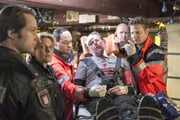 Auf der Suche nach dem Boxer Mike Mitschke haben Claudia (Janette Rauch, 2.v.l.) und Mattes (Matthias Schloo, l.) dessen Trainer Jablonski (Hans-Maria Darnov, M.) gefunden. Er wurde zusammengeschlagen. Dr. Haase (Fabian Harloff, r.) k&uuml;mmert sich um den Patienten.
