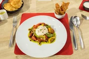 Tagesmotto "Salat": Bunter Tomatensalat mit Burrata-Schaum, Basilikum-&Ouml;l und Sauerteig-Crackern von Alexander Waesch