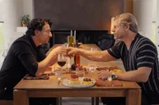 Drago (Serkan Kaya, l.) und Holger (Henning Baum, r.) schmieden beim Abendessen Zukunftspl&auml;ne.