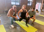 W&auml;hrend des Sportprogramms achten Doc Esser (l) und Sportwissenschaftler Marwin Isenberg auf die korrekte Ausf&uuml;hrung der &Uuml;bungen bei ihren Sch&uuml;tzlingen. Auch die 39-j&auml;hrige Teilnehmerin Kathrin K&ouml;nigs freut sich &uuml;ber diese Unterst&uuml;tzung.