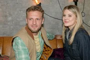 Paul (Niklas Osterloh) freut sich, dass Alicia (Josefin Bressel) sich gut mit seinem Sohn versteht.