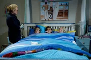 Emma (Claire Holt, 2.v.li.), Cleo (Phoebe Tonkin, 3.v.li.) und Rikki (Cariba Heine, re.) wurden von Dr. Holt ins Bett gesteckt. Angeblich haben sie sich einen gefährlichen und äußerst ansteckenden Virus eingefangen. Emma (Claire Holt, 2.v.li.), Cleo (Phoebe Tonkin, 3.v.li.) und Rikki (Cariba Heine, re.) wurden von Dr. Holt ins Bett gesteckt. Angeblich haben sie sich einen gefährlichen und äußerst ansteckenden Virus eingefangen.