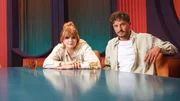 Sophie Passmann und Tommi Schmitt am Tisch ihrer Talkshow "Neo Ragazzi"