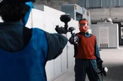 Ben (Shadi Eck, l.) und Rick (Alessandro Schuster, r.) stehen sich beim Paintball-Match gegen&uuml;ber.