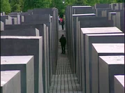 Das Jahr 2005 – der Mord an Hatun Sürücü erschüttert die Stadt, Angela Merkel zieht ins Bundeskanzleramt und die Berliner nehmen Abschied von Harald Juhnke. Eine Berlin-Chronik der Superlative: Fünf Jahrzehnte von 1961, dem Jahr des Mauerbaus, bis 2009, als Berlin eine Weltstadt im 21. Jahrhundert ist. - Das Denkmal für die ermordeten Juden Europas wird eröffnet. Das Jahr 2005 – der Mord an Hatun Sürücü erschüttert die Stadt, Angela Merkel zieht ins Bundeskanzleramt und die Berliner nehmen Abschied von Harald Juhnke. Eine Berlin-Chronik der Superlative: Fünf Jahrzehnte von 1961, dem Jahr des Mauerbaus, bis 2009, als Berlin eine Weltstadt im 21. Jahrhundert ist. - Das Denkmal für die ermordeten Juden Europas wird eröffnet.
